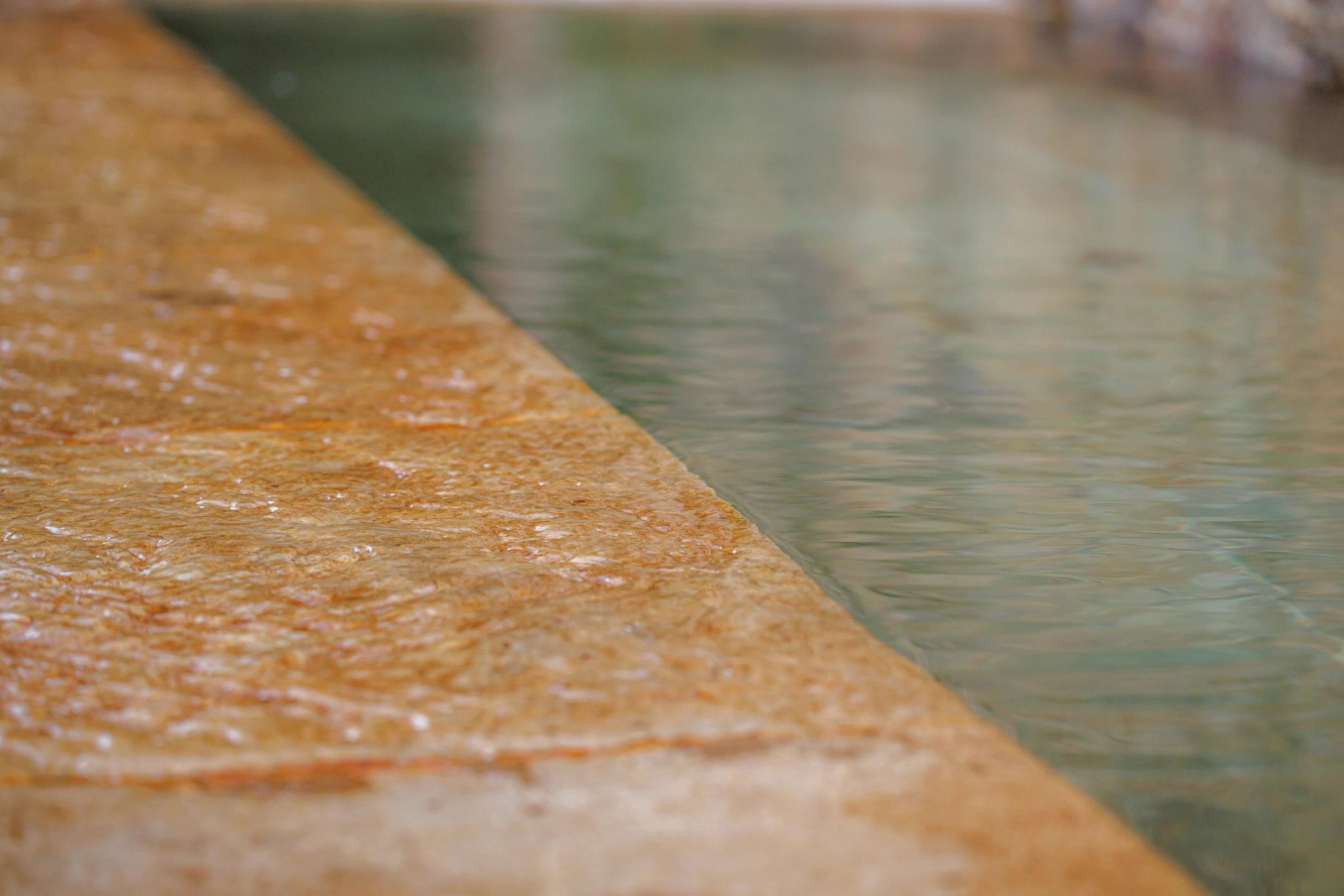 Piscine avec eau très clair aux Oliviers de Palombaggia en Corse-du-Sud.