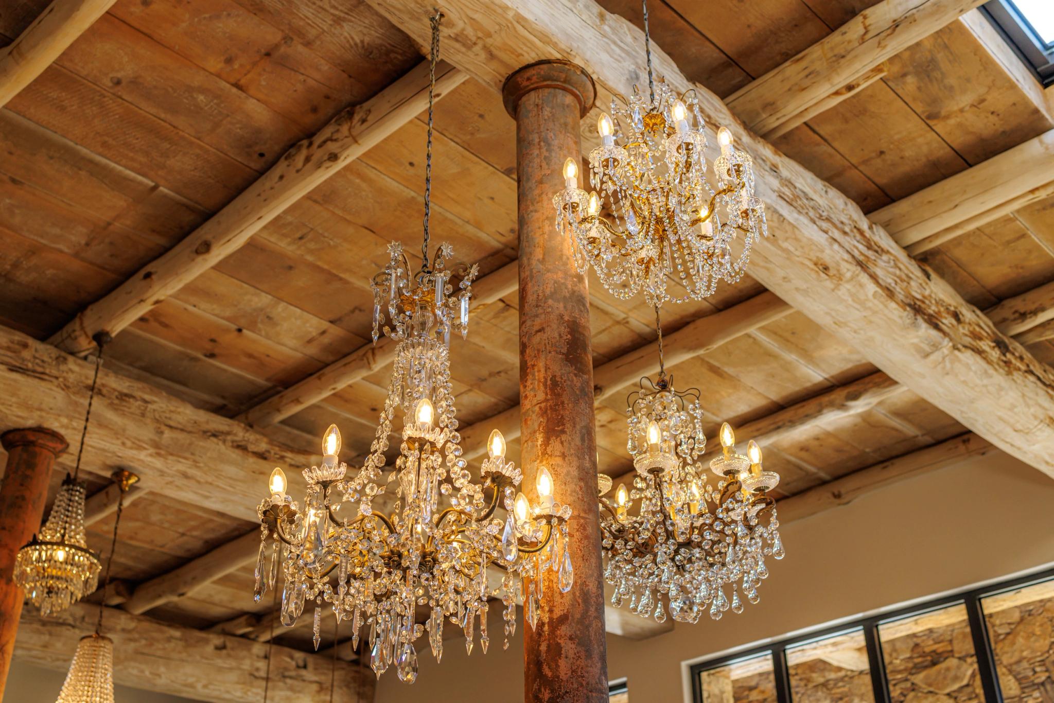 Grand lustre donnant un une ambiance détente aux Oliviers de Palombaggia en Corse-du-Sud.