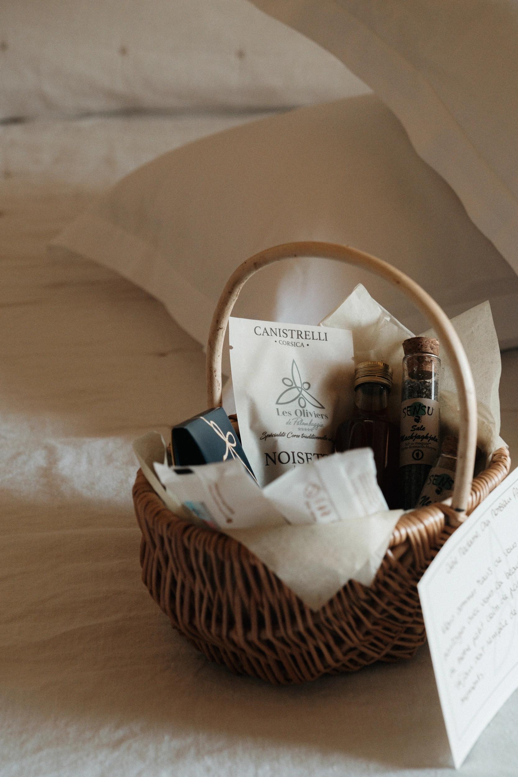 Panier en bois avec des produits de bien-être aux Oliviers de Palombaggia en Corse-du-Sud.