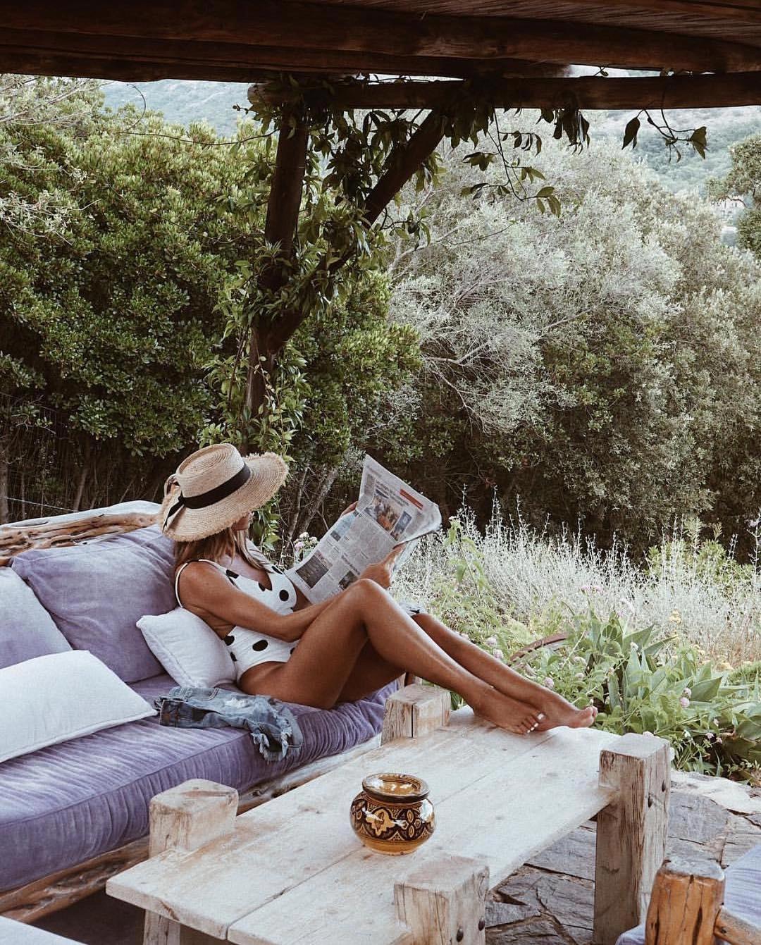 Femme qui lit dans un espace détente aux Oliviers de Palombaggia en Corse-du-Sud.